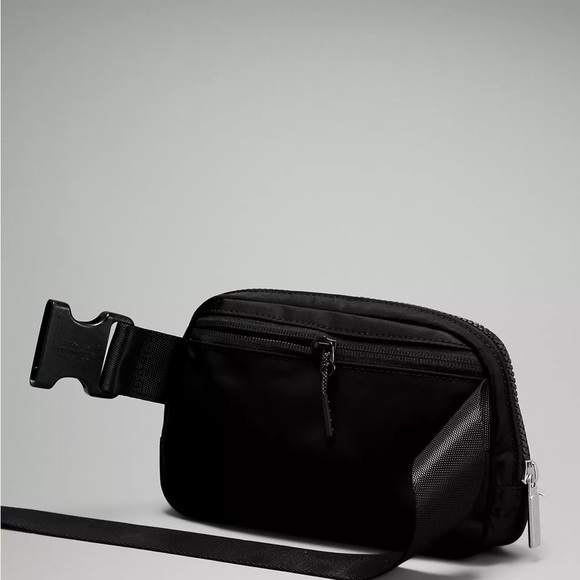 New Lululemon Everywhere Belt Bag 1L Black - Picture 7 of 9